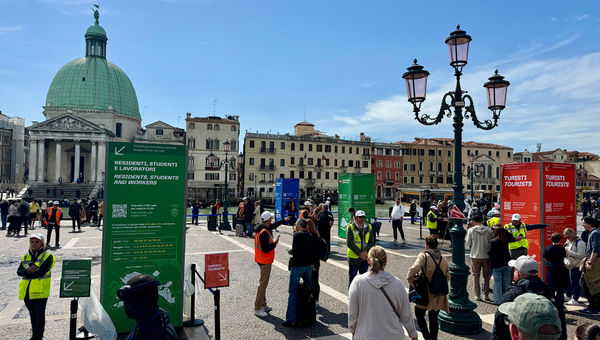 Municipal workers greeted travelers and asked if they had already paid the entrance fee for day-trippers. Municipal workers greeted travelers and asked if they had already paid the entrance fee for day-trippers.